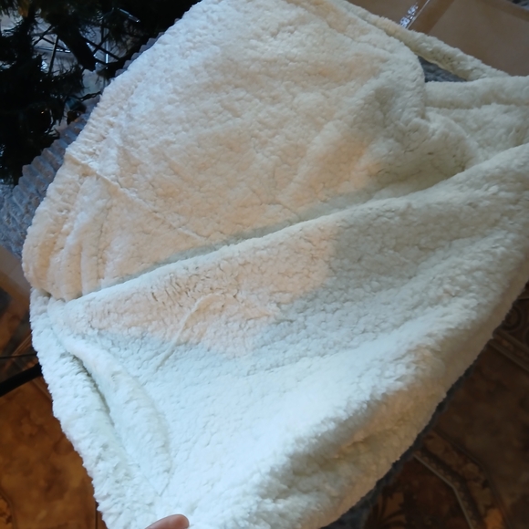 Gray Sherpa Fleece Blanket - Picture 3 of 8